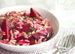 Geroosterde rode bieten met tuinkruiden en orzo-pasta