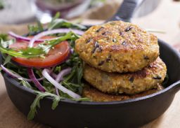 Veganistische burgers met quinoa en groenten