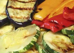 Courgette en aubergines met kikkererwtenpuree