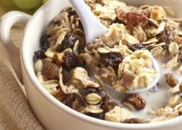 Zelfgemaakte muesli met amandelmelk