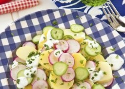 Aardappelsalade met komkommer en radijs