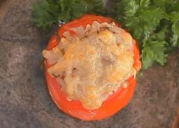 Met rijst en champignons gevulde tomaten gegratineerd met kaas