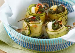 Courgetterolletjes met spinazie en kaas