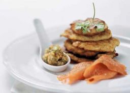 Aardappelkoekjes met gerookte zalm en papajachutney