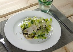 Gegrilde courgettes met gepocheerde kip