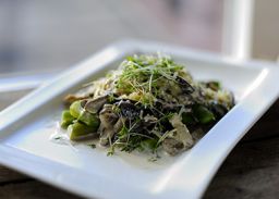 Veggie Salad: Warme aspergesalade met paddenstoelen