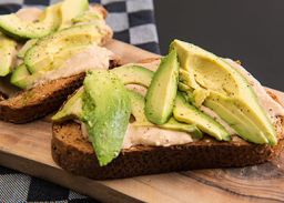 Zuurdesemtoast met witte bonenspread en avocado