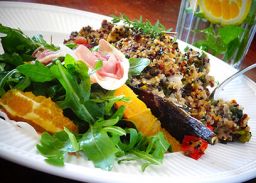 Gevulde aubergine met kabeljauw en een sinaasappelsalade