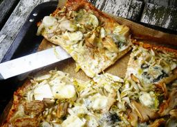 Witte haverpizza met gorgonzola en oesterzwammen