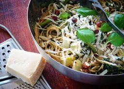 Spaghetti met sperziebonen, pesto, Parmezaanse kaas en spinazie