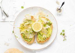 Avocado toast met Parmezaanse kaas en citroen