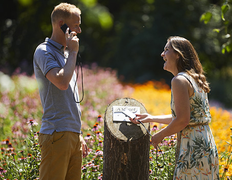 Man en vrouw doen luistertour in de A.Vogel tuinen