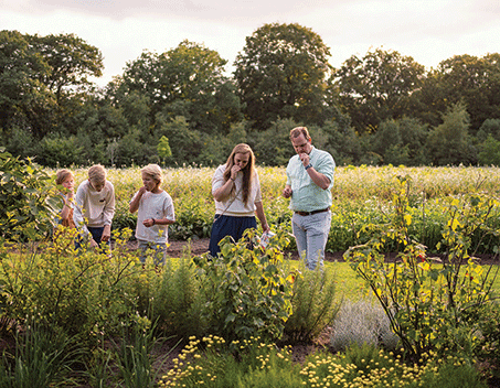 kinderen en man en vrouw in de proeftuin van A.Vogel