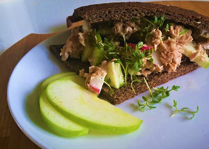 Lunch: lijnzaadbrood met tonijnsalade