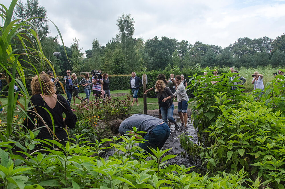 Modderbak A.Vogel tuinen met de cast van Opvliegers 3