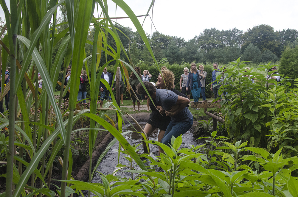 Modderbak A.Vogel tuin met de cast van Opvliegers 3