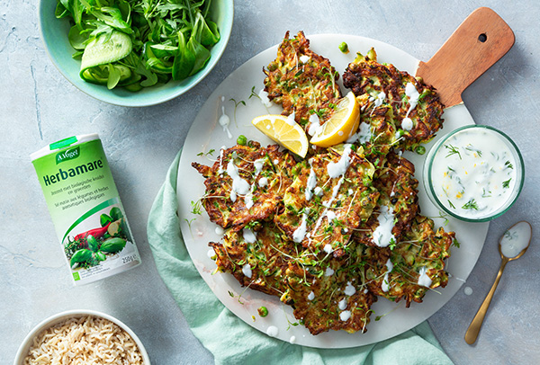 Kruidige courgettekoekjes met tuinerwtjes en salade