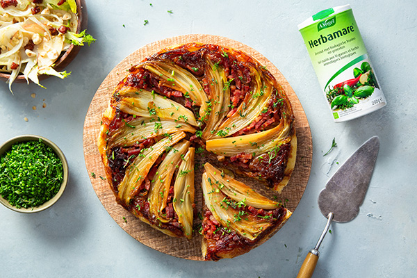 Tarte tatin met gekaramelliseerde rode ui en spek