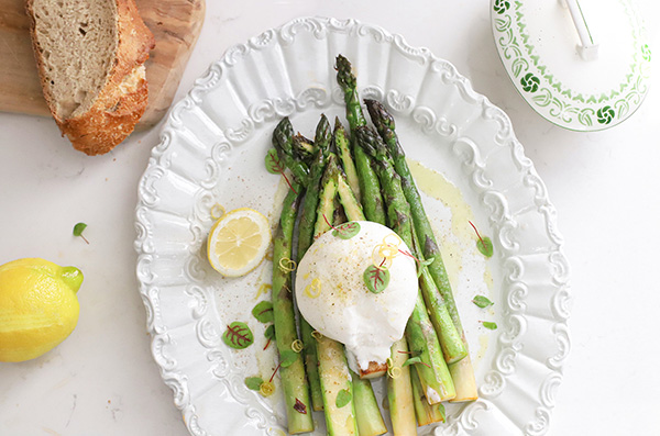 Groene asperges met burrata en citroen