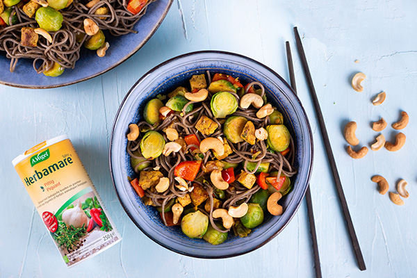 Gewokte spruiten met tempeh en cashewnoten