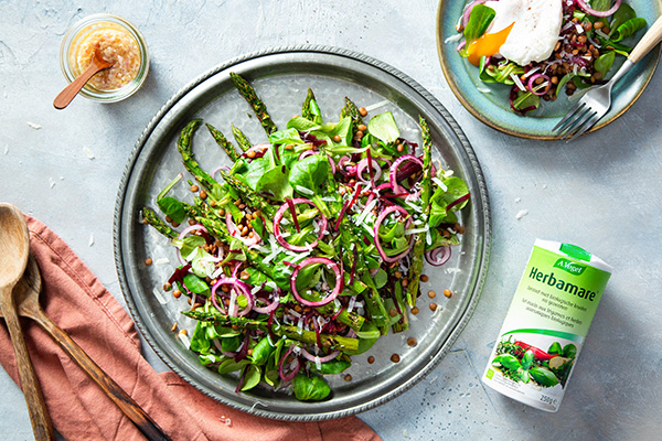 Linzensalade met een gepocheerd ei