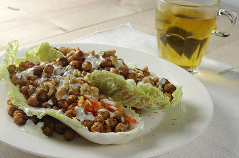 Koolschuitje Met Krokante Kikkererwten En Wortelsalade A Vogel