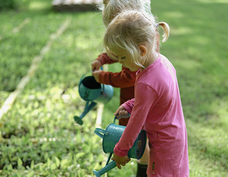 Kinderen met gieter