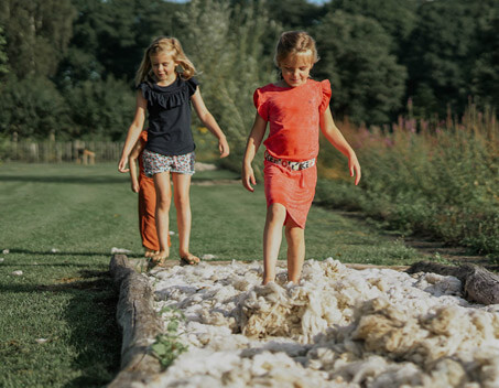 Kinderen op blotevoetenpad 