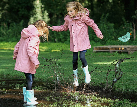 Kinderen springen in plas