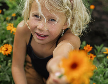 Kind met bloem