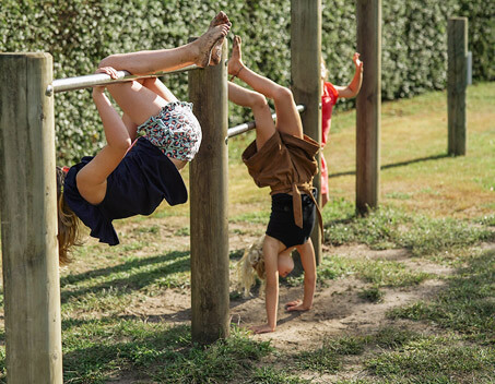 Kinderen spelen aan klimrek