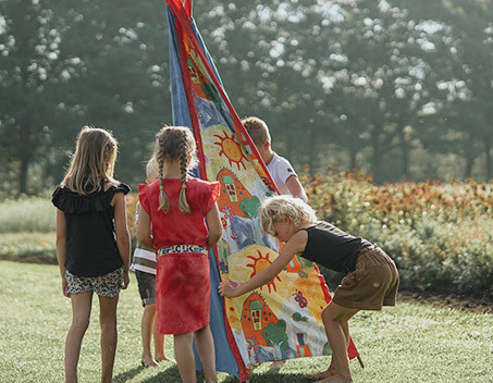 Kinderen zetten tent neer