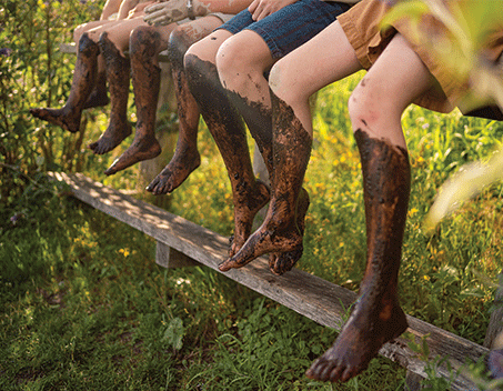 kinderen op een rij met modderbenen